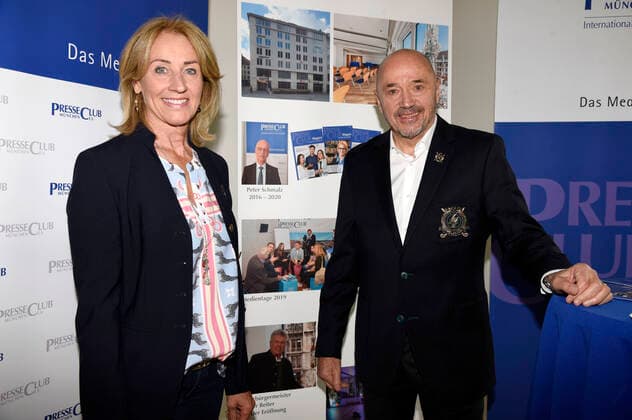 Michaela Gerg and Christian Neureuther at the press conference for the 1 digital youth award 2021 under the motto sagwasduwillst at the Presseclub Munich, 21 05 2021 Foto:xS.xAdamx xFuturexImage
