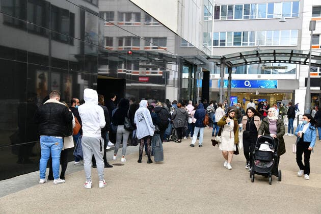 Retail shoppers stand in long queues outside Primark in Saarbrückens Bahnhofstrasse waiting to be let in on Friday 21 5 2021 bub