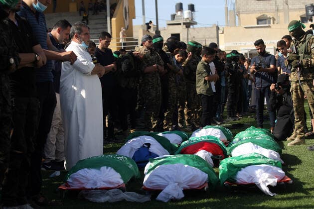 Nahostkonflikt, Trauerfeier für mehrer Getötete im Fußballstadion von Khan Yunes People attend a funeral of Palestinians killed during Israeli-Palestinian fighting, following a Israel- Hamas truce, in Khan Younis, in the southern Gaza Strip, on Friday, May 21, 2021.  GAZ2021052113 IsmaelxMohamad