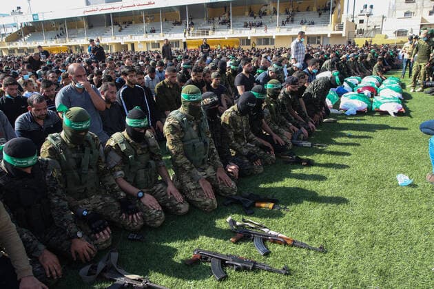Nahostkonflikt, Trauerfeier für mehrer Getötete im Fußballstadion von Khan Yunes People carry a bodies of the Palestinians killed during Israeli-Palestinian fighting at the funeral following an Israel-Hamas truce, in the football stadium in Khan Younis, in the southern Gaza Strip, on Friday, May 21, 2021.  GAZ2021052157 IsmaelxMohamad