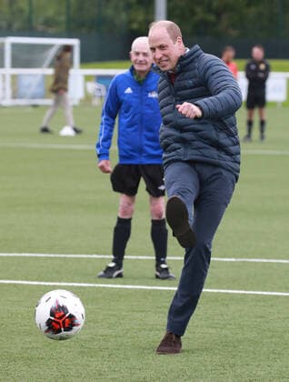 Entertainment Themen der Woche KW20 Entertainment Bilder des Tages . 21 05 2021. Edinburgh, United Kingdom. Prince William, the Duke of Cambridge, during a visit to The Spartans FC and Community Association in Edinburgh, Scotland, to see the positive impact of the Heads Up ÔMentally Healthy FootballÕ declaration in Scotland  xPoolx xi-Imagesx IIM-22193-0085