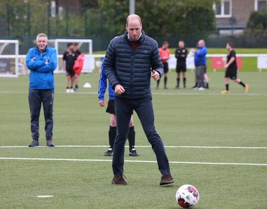 . 21 05 2021. Edinburgh, United Kingdom. Prince William, the Duke of Cambridge, during a visit to The Spartans FC and Community Association in Edinburgh, Scotland, to see the positive impact of the Heads Up ÔMentally Healthy FootballÕ declaration in Scotland  xPoolx xi-Imagesx IIM-22193-0101