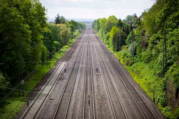 Feature Bahnverkehr Leere Gleise an einem Bahnhof. Foto: Kirchner-Media Wedel Schweicheln Nordrhein-Westfalen Deutschland *** Feature Rail traffic Empty tracks at a station Photo Kirchner Media Wedel Schweicheln North Rhine Westphalia Germany Copyright: xKirchner-Media Wedelx