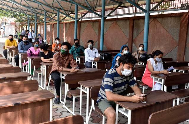NEW DELHI, INDIA - MAY 21: People waiting to be vaccinated against Covid-19 at Govt Boys Senior Secondary School Malviya Nagar on May 21, 2021 in New Delhi, India. (Photo by Sanjeev Verma Hindustan Times) COVID-19 Vaccination Drive