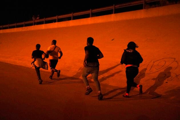 Mex:: Migrants Crossing Rio Bravo From Mexico To USA Migrants attempt to cross Rio Bravo from Mexico to the US on May 21, 2021 in Ciudad Juarez Mexico.According to unofficial estimates approximately 200,000 migrants have crossed into the United States along the southern border since February 2021. Ciudad Juarez Chihuahua Mexico lamparski-mexmigra210521_npVq6  Copyright: xJohnxLamparskix