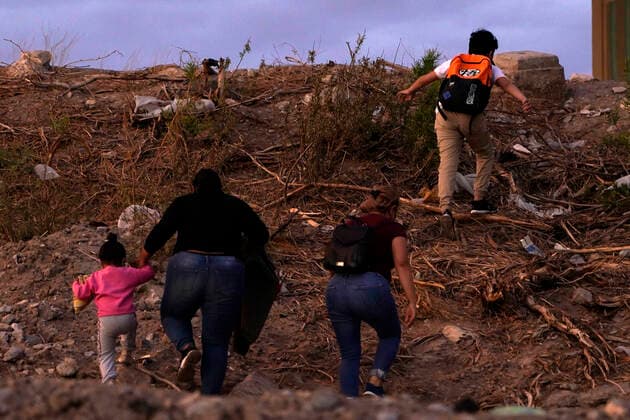 Mex:: Migrants Crossing Rio Bravo From Mexico To USA Migrants with children cross Rio Bravo from Mexico to the US on May 21, 2021 in Ciudad Juarez Mexico. According to unofficial estimates approximately 200,000 migrants have crossed into the United States along the southern border since February 2021. Ciudad Juarez Chihuahua Mexico lamparski-mexmigra210521_npxai  Copyright: xJohnxLamparskix