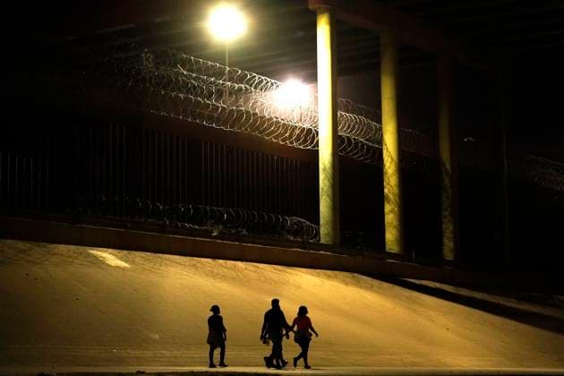 News Bilder des Tages Mex:: Migrants Crossing Rio Bravo From Mexico To USA Migrants walk by the US Border Wall after crossing Rio Bravo from Mexico to the US on May 21, 2021 in Ciudad Juarez Mexico. According to unofficial estimates approximately 200,000 migrants have crossed into the United States along the southern border since February 2021. Ciudad Juarez Chihuahua Mexico lamparski-mexmigra210521_npnFv  Copyright: xJohnxLamparskix