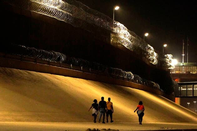 Mex:: Migrants Crossing Rio Bravo From Mexico To USA Migrants walk by the US Border Wall after crossing Rio Bravo from Mexico to the US on May 21, 2021 in Ciudad Juarez Mexico. Migrants with children cross Rio Bravo from Mexico to the US on May 21, 2021 in Ciudad Juarez Mexico. According to unofficial estimates approximately 200,000 migrants have crossed into the United States along the southern border since February 2021. Ciudad Juarez Chihuahua Mexico lamparski-mexmigra210521_npgd5  Copyright: xJohnxLamparskix