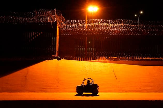 Mex:: Migrants Crossing Rio Bravo From Mexico To USA US Border Patrol rides along the AUs Border Wall on May 21, 2021 in Ciudad Juarez Mexico. According to unofficial estimates approximately 200,000 migrants have crossed into the United States along the southern border since February 2021. Ciudad Juarez Chihuahua Mexico lamparski-mexmigra210521_npgHO  Copyright: xJohnxLamparskix