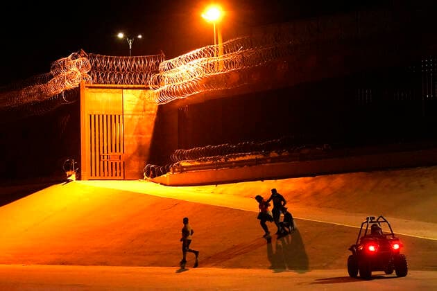Mex:: Migrants Crossing Rio Bravo From Mexico To USA Border Patrol escorst migrants that were unable to find entry across the Border Wall and are forced to reverse direction after crossing Rio Bravo from Mexico to the US on May 21, 2021 in Ciudad Juarez Mexico.According to unofficial estimates approximately 200,000 migrants have crossed into the United States along the southern border since February 2021. Ciudad Juarez Chihuahua Mexico lamparski-mexmigra210521_npNNA  Copyright: xJohnxLamparskix