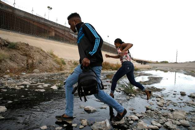 Mex:: Migrants Crossing Rio Bravo From Mexico To USA Migrants cross Rio Bravo from Mexico to the US on May 21, 2021 in Ciudad Juarez Mexico.According to unofficial estimates approximately 200,000 migrants have crossed into the United States along the southern border since February 2021. Ciudad Juarez Chihuahua Mexico lamparski-mexmigra210521_npdcV  Copyright: xJohnxLamparskix