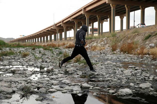 Mex:: Migrants Crossing Rio Bravo From Mexico To USA Migrant crosses Rio Bravo from Mexico to the US on May 21, 2021 in Ciudad Juarez Mexico.According to unofficial estimates approximately 200,000 migrants have crossed into the United States along the southern border since February 2021. Ciudad Juarez Chihuahua Mexico lamparski-mexmigra210521_npFAa  Copyright: xJohnxLamparskix