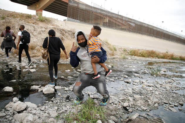 Mex:: Migrants Crossing Rio Bravo From Mexico To USA Migrants with children cross Rio Bravo from Mexico to the US on May 21, 2021 in Ciudad Juarez Mexico. According to unofficial estimates approximately 200,000 migrants have crossed into the United States along the southern border since February 2021. Ciudad Juarez Chihuahua Mexico lamparski-mexmigra210521_npdlF  Copyright: xJohnxLamparskix