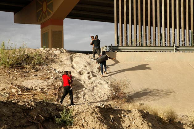 Mex:: Migrants Crossing Rio Bravo From Mexico To USA Migrants with children cross Rio Bravo from Mexico to the US on May 21, 2021 in Ciudad Juarez Mexico. According to unofficial estimates approximately 200,000 migrants have crossed into the United States along the southern border since February 2021. Ciudad Juarez Chihuahua Mexico lamparski-mexmigra210521_nphNk  Copyright: xJohnxLamparskix