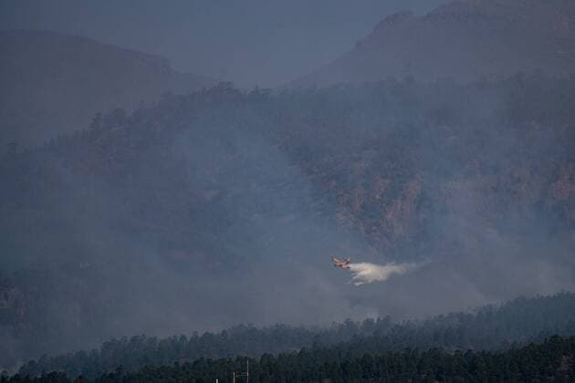 Bilder des Jahres 2021, News 05 Mai News Themen der Woche KW20 News Bilder des Tages A plane spreads water over a forest fire started in the village of Arico, in Tenerife island, Spain, 22 May 2021. A total of 2,800 hectares were destroyed after a fire broke out lat 20 May. Incendio de Arico afecta 2.800 hectáreas y se extingue en el Parque Nacional !ACHTUNG: NUR REDAKTIONELLE NUTZUNG!  Copyright: xRamonxdexlaxRochax GRAFCAN9197 20210522-637572869492721578