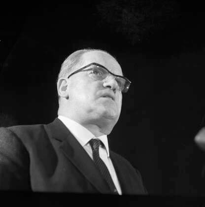 SPD-Parteitag in Dortmund 1966 DEU, Deutschland, Dortmund: Der Parteitag der SPD vom 1.-5-6.1966 in der Dortmund Westfalenhalle.Herbert Wehner. DEU, Germany, Dortmund: The Party Congress of the SPD from 1-5.6.1966 in the Dortmund Westfalenhalle. NRW *** SPD Party Congress in Dortmund 1966 DEU, Germany, Dortmund The Party Congress of the SPD from 1 5 6 1966 in the Dortmund Westfalenhalle Herbert Wehner DEU, Germany, Dortmund The Party Congress of the SPD from 1 5 6 1966 in the Dortmund Westfalenhalle NRW