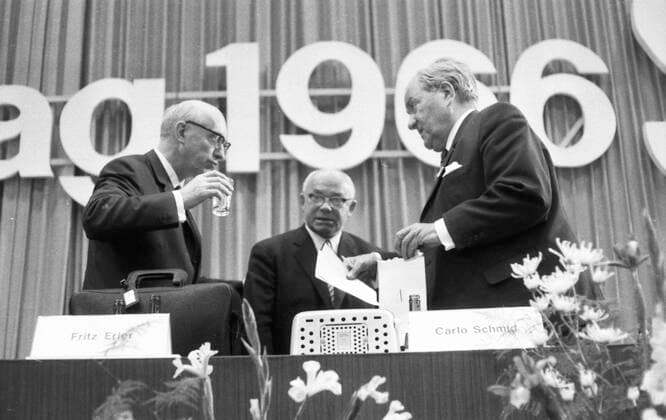 SPD-Parteitag in Dortmund 1966 DEU, Deutschland, Dortmund: Der Parteitag der SPD vom 1.-5-6.1966 in der Dortmund Westfalenhalle..Fritz Erler, N.N. , Carlo Schmid v.l.n.r. DEU, Germany, Dortmund: The Party Congress of the SPD from 1-5.6.1966 in the Dortmund Westfalenhalle. NRW *** SPD Party Congress in Dortmund 1966 DEU, Germany, Dortmund The Party Congress of the SPD from 1 5 6 1966 in the Dortmund Westfalenhalle Fritz Erler, N N , Carlo Schmid v l n r DEU, Germany, Dortmund The Party Congress of the SPD from 1 5 6 1966 in the Dortmund Westfalenhalle NRW