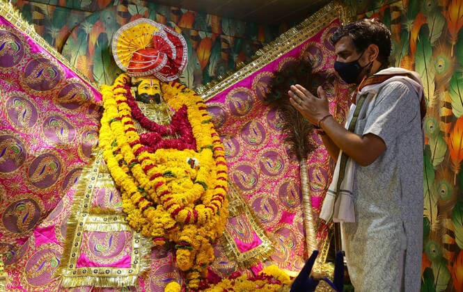 India: Hindu celebrates Mohini Ekadashi in Rajasthan A Hindu priest wearing protective face mask offers prayers on the occasion of Mohini Ekadashi at Khatu Shyam Temple in Beawar. Shyam is a name and manifestation of Barbareek, grandson of Bhim and Hidimba in Mahabharata. Beawar Rajasthan India Copyright: SumitxSaraswat