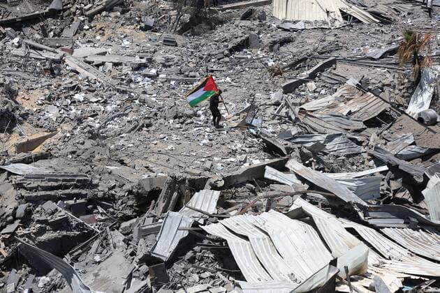 Bilder des Jahres 2021, News 05 Mai News Themen der Woche KW20 May 22, 2021, Gaza city, Gaza Strip, Palestinian Territory: A Palestinian policeman walks on the rubble of Arafat City, Gaza s police headquarters on May 22, 2021, following a ceasefire between Israel and Hamas movment. UNICEF delivered today lifesaving critical humanitarian supplies to the Gaza Strip with 18 containers of assistance. This aid supply entered the Gaza Strip through the Kerem Shalom crossing in support of children and families due to the recent escalation Gaza city Palestinian Territory - ZUMAap3_ 20210522_zaf_ap3_015 Copyright: xAshrafxAmrax