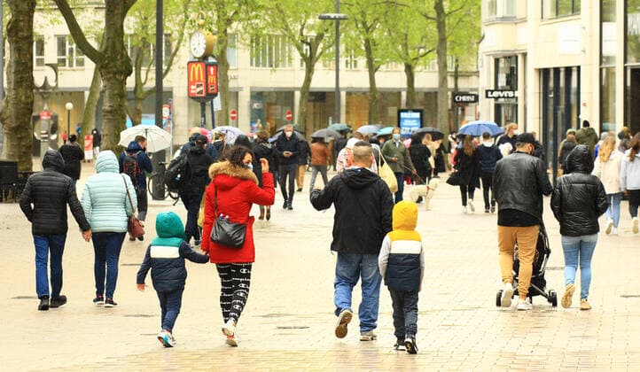 Dense crowds in the Spitalerstraße in the city center in dirty weather In Hamburg, the Corona measures have been relaxed because of falling insidence values The retail trade and outdoor restaurants are allowed to reopen under conditions after more than half a year Altstadt Hamburg
