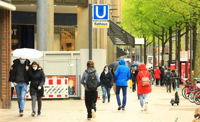 Dense crowds in the Mönckebergstraße in the city center in dirty weather In Hamburg, the Corona measures have been relaxed because of falling insidence values The retail trade and outdoor restaurants are allowed to reopen under conditions after more than half a year Altstadt Hamburg