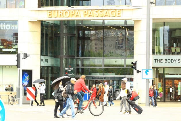 A lot of public traffic in front of the Europa Passage in the city centre after the opening in Hamburgs filthy weather In Hamburg, the Corona measures have been relaxed due to falling insidence values The retail trade and the outdoor gastronomy are allowed to reopen under conditions after more than half a year Old Town Hamburg