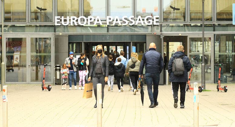 Customers flock to the Europa Passage in Hamburgs city centre immediately after the shops open In Hamburg, the Corona measures have been relaxed due to falling insidence values Retailers and outdoor catering are allowed to reopen under conditions after more than half a year Altstadt Hamburg