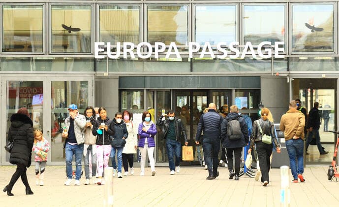 Customers flock to the Europa Passage in Hamburgs city centre immediately after the shops open In Hamburg, the Corona measures have been relaxed due to falling insidence values Retailers and outdoor catering are allowed to reopen under conditions after more than half a year Altstadt Hamburg