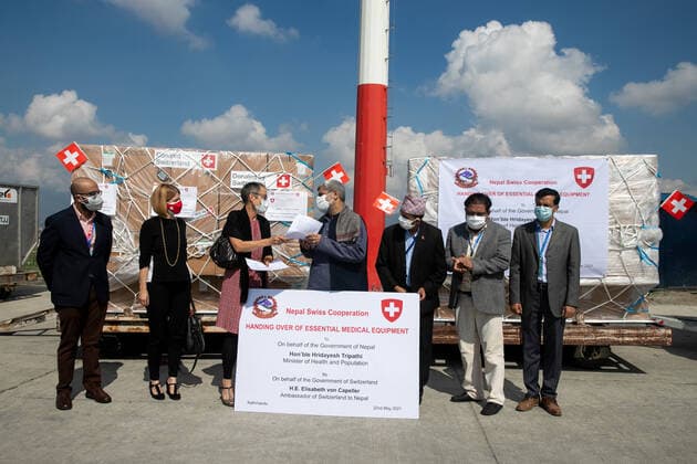 News Bilder des Tages May 30, 2021, Kathmandu, Nepal: Nepalese Health Minister, Hridayesh Tripathi, Switzerland Ambassador of Nepal, Ms. Elisabeth von Capeller attend an essential medical supplies handover ceremony at Tribhuvan International Airport..The government of Switzerland Supports 30-tonne shipment contains 40 Ventilators, Oxygen concentrators, 1.1 million rapid antigen test, and protective equipment (110000 KN95 Masks, 50000 gloves, and 15000 suits) Amounting to the value of USD 8 million to Nepal. Kathmandu Nepal - ZUMAs197 20210530_zaa_s197_001 Copyright: xPrabinxRanabhatx