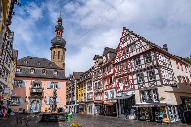Cochem market place in Cochem with town hall li , St Martins fountain, and the church tower of St Martin, 17 05 2021 Cochem Rhineland-Palatinate Germany