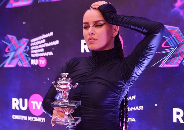 Entertainment Bilder des Tages KRASNOGORSK, MOSCOW REGION, RUSSIA - MAY 22, 2021: Singer Zivert (Yulia Zivert), the winner of the Best Singer prize, attends the 10th RU.TV Channel music award ceremony at Crocus City Hall. Sergei Karpukhin TASS  TS100FD8