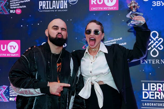 KRASNOGORSK, MOSCOW REGION, RUSSIA - MAY 22, 2021: Singers Artem Umrikhin and Anna Dzyuba of the pop band Artik & Asti, the winners of the Best Band prize, attend the 10th RU.TV Channel music award ceremony at Crocus City Hall. Sergei Karpukhin TASS  TS101006