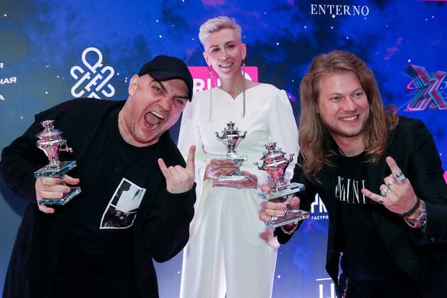 Entertainment Bilder des Tages KRASNOGORSK, MOSCOW REGION, RUSSIA - MAY 22, 2021: Director Yuri Gurtovoi (Georgy Volev), left, and singer Roman Arkhipov, right, attend the 10th RU.TV Channel music award ceremony at Crocus City Hall. Sergei Karpukhin TASS  TS101009