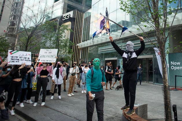 News Bilder des Tages May 22, 2021, Toronto, on, Canada: An Israeli flag is burnt outside the Israeli consulate as pro-Palestinian supporters rally against the recent violence in Gaza in Toronto on Saturday, May 22, 2021. Toronto Canada  - ZUMAc35_ 20210522_zaf_c35_085 Copyright: xChrisxYoungx