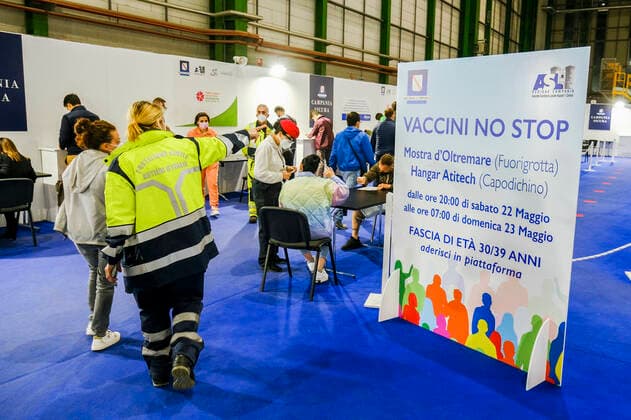 Italy: Vaccine anti covid-19 age group 30 39 Naples, Italy, Today, 22 March 2021, at the Naples airport of Capodichino in the Atitech warehouses the vaccination campaign for the 30-39 age group with the AstraZeneca vaccine, vaccinations will go on all night until 7 a.m. the following morning ABPH9359 Copyright: xAntonioxBalascox