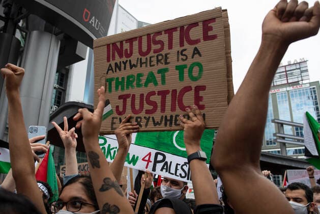 May 22, 2021, Toronto, Ontario, Canada: Pro-Palestinian protestors gather on the streets of Toronto, less than 48 hours after ceasefire took effect. More than 11 days of bloodshed claimed the lives of at least 230 Palestinians and 12 Israelis, and brought widespread devastation to critical infrastructure in the Hamas-ruled Gaza Strip. Toronto Canada - ZUMAc232 20210522_zip_c232_001 Copyright: xGilesxCampbellx