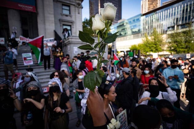May 22, 2021, Vancouver, BC, Canada: A woman holds roses during a vigil in support of the Palestinian people in their conflict with Israel, in Vancouver, on Saturday, May 22, 2021. Vancouver Canada  - ZUMAc35_ 20210522_zaf_c35_121 Copyright: xDarrylxDyckx