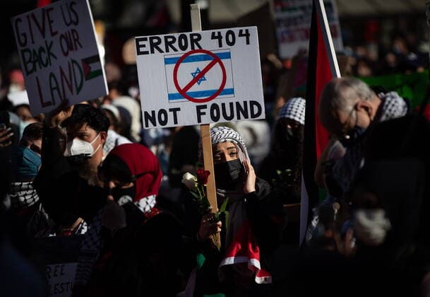 News Bilder des Tages May 22, 2021, Vancouver, BC, Canada: A woman holds roses and a sign as she listens during a vigil in support of the Palestinian people in their conflict with Israel, in Vancouver, on Saturday, May 22, 2021. Vancouver Canada  - ZUMAc35_ 20210522_zaf_c35_135 Copyright: xDarrylxDyckx