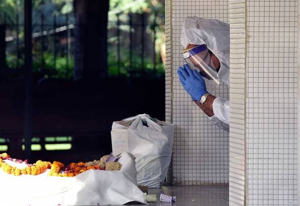 News Themen der Woche KW20 News Bilder des Tages NEW DELHI, INDIA - MAY 22: Relatives of a Covid-19 victim perform the last rites at Lodhi Road crematorium, on May 22, 2021 in New Delhi, India. (Photo by Sanjeev Verma Hindustan Times) Daily Life Amid Coronavirus Pandemic In India