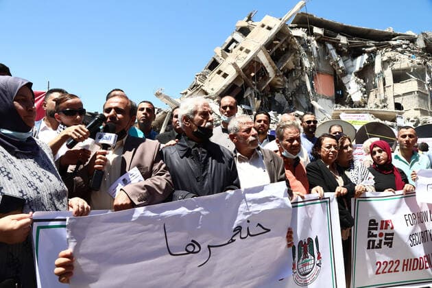 Coronavirus in Kanada, Premierminister von Nova Scotia Iain Rankin bekommt Pfizer-BioNTech Impfung May 23, 2021, Gaza city, Gaza Strip, Palestinian Territory: Palestinian journalists take part during anti-Israel rally, in front of Jala Tower which destroyed on May 15 during Israeli air-strike in Gaza city on May 23, 2021. A ceasefire between Israel and Hamas, the Islamist movement came into force Friday on May 21, 2021 after 11 days of deadly fighting that pounded the Palestinian enclave and forced countless Israelis to seek shelter from rockets. Gazans tried to piece back their lives after a devastating 11-day conflict with Israel that killed more than 200 people and made thousands homeless in the impoverished Palestinian enclave Gaza city Palestinian Territory - ZUMAap3_ 20210523_zaf_ap3_118 Copyright: xNaamanxOmarx