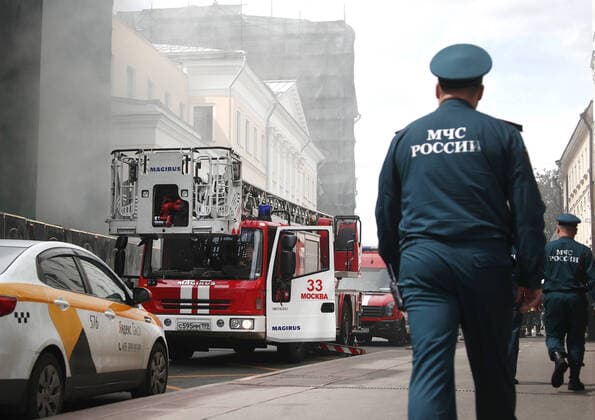 Coronavirus in Kanada, Premierminister von Nova Scotia Iain Rankin bekommt Pfizer-BioNTech Impfung MOSCOW, RUSSIA - MAY 23, 2021: Fire engines and officers of Russia s Ministry of Emergency Situations at the scene of a fire in Bolshaya Nikitskaya Street. Valery Sharifulin TASS  TS1010D1