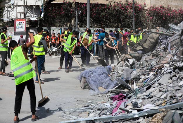 Coronavirus in Kanada, Premierminister von Nova Scotia Iain Rankin bekommt Pfizer-BioNTech Impfung May 23, 2021, Gaza city, Gaza Strip, Palestinian Territory: Palestinian volunteers sweep the rubble of buildings destroyed by Israeli strikes in Gaza City, on May 23, 2021. Gazans started piecing back their lives after a devastating conflict with Israel that killed more than 200 people and made thousands homeless in the impoverished Palestinian enclave Gaza city Palestinian Territory - ZUMAap3_ 20210523_zaf_ap3_122 Copyright: xAtiaxDarwishx