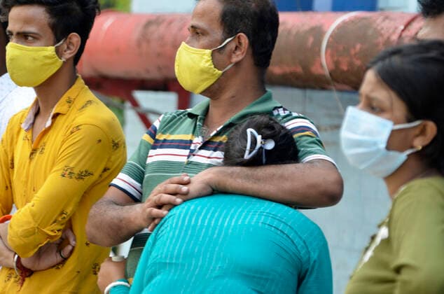 Coronavirus Emergency In Kolkata Family member breakdown, of a deceased covid-19 patient in a government hospital in Kolkata, India, 23 April, 2021. Kolkata India aditya-notitle210523_np5BN  Copyright: xIndranilxAdityax