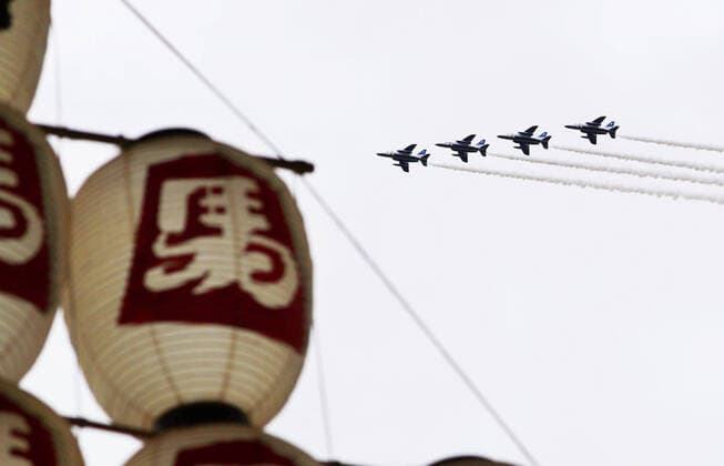 Coronavirus in Kanada, Premierminister von Nova Scotia Iain Rankin bekommt Pfizer-BioNTech Impfung Blue Impulse flyover in northeastern Japan The Japanese Air Self-Defense Force s Blue Impulse aerobatic team flies over the venue of the Tohoku Kizuna Festival, being held in Yamagata on May 23, 2021, to wish for the Tohoku northeastern region s recovery from the March 2011 earthquake-tsunami disaster. 