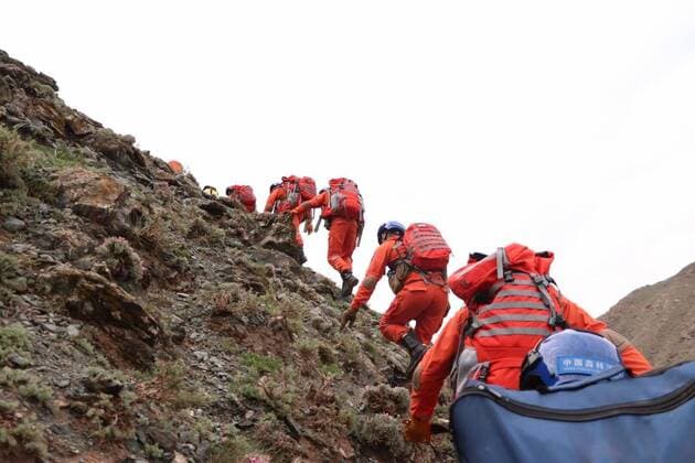 Coronavirus in Kanada, Premierminister von Nova Scotia Iain Rankin bekommt Pfizer-BioNTech Impfung News Bilder des Tages (210523) -- JINGTAI, May 23, 2021 -- Rescuers search for victims in Jingtai County of Baiyin City, northwest China s Gansu Province, May 23, 2021. Lasting almost 24 hours, rescue work came to an end after extreme weather killed 21 during a 100-km cross-country mountain marathon race in Baiyin City, northwest China s Gansu Province, the local rescue headquarters said on Sunday. ( Handout via Xinhua) CHINA-GANSU-JINGTAI-MARATHON-RESCUE (CN) FirexandxRescuexDepartmentxofxGansu 