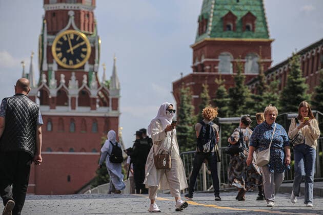 Coronavirus in Kanada, Premierminister von Nova Scotia Iain Rankin bekommt Pfizer-BioNTech Impfung (210523) -- MOSCOW, May 23, 2021 -- Photo taken on May 23, 2021 shows people on the Red Square in Moscow, Russia. Russia s cumulative tally of COVID-19 cases reached 5,001,505 after the country registered 8,951 new infections over the past 24 hours, the official monitoring and response center said Sunday. ) RUSSIA-MOSCOW-COVID-19-CASES EvgenyxSinitsyn 