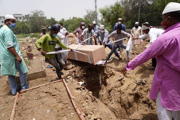 Coronavirus in Kanada, Premierminister von Nova Scotia Iain Rankin bekommt Pfizer-BioNTech Impfung Corona Virus Outbreak In India Family members and relatives bury a body of a person, who died of coronavirus (Covid-19), at a graveyard in New Delhi on May 23, 2021. India recorded more than 2.4 lakh new cases of coronavirus and 3,741 deaths in last 24 hours. New Delhi India makhija-notitle210523_npT5c  Copyright: xMayankxMakhijax