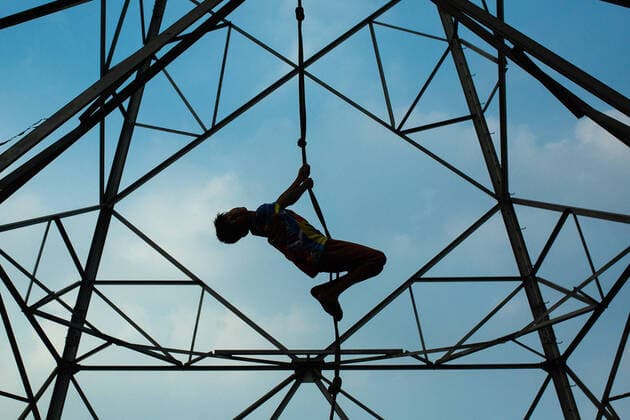 Coronavirus in Kanada, Premierminister von Nova Scotia Iain Rankin bekommt Pfizer-BioNTech Impfung May 23, 2021, Dhaka, Bangladesh: A young boy is climbing a rope on a gigantic electricity pole. Dhaka Bangladesh - ZUMAs299 20210523_zip_s299_006 Copyright: xNayemxShaanx
