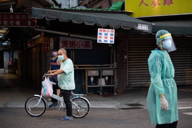 Coronavirus in Kanada, Premierminister von Nova Scotia Iain Rankin bekommt Pfizer-BioNTech Impfung May 23, 2021, Taipei, N A for Taiwan, Taiwan: A testing site in Taipei s Wanhua District. After experiencing a spike of local infections Taiwan s raised its alert to a Level-3, requiring masks be worn in public spaces. A major cluster was discovered in the red light area of Wanhua District where there are many brothels and karaoke bars, locally called tea shops , catering to the elderly population. Taipei Taiwan - ZUMAo109 20210523_zaf_o109_009 Copyright: xBrennanxO Connorx