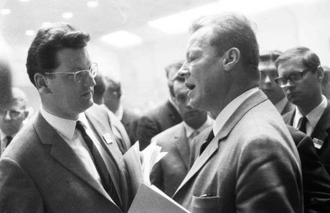 SPD-Parteitag in Dortmund 1966 DEU, Deutschland, Dortmund: Der Parteitag der SPD vom 1.-5-6.1966 in der Dortmund Westfalenhalle.Willy Brandt (r.), N.N. von r. DEU, Germany, Dortmund: The Party Congress of the SPD from 1-5.6.1966 in the Dortmund Westfalenhalle. NRW *** SPD Party Congress in Dortmund 1966 DEU, Germany, Dortmund The Party Congress of the SPD from 1 5 6 1966 in the Dortmund Westfalenhalle Willy Brandt r , N N from r DEU, Germany, Dortmund The Party Congress of the SPD from 1 5 6 1966 in the Dortmund Westfalenhalle NRW